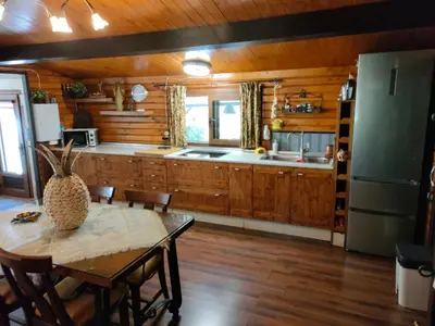 Una cocina o zona de cocina en CABAÑA DE MADERA JUNTO AL LAGO LAS JARAS