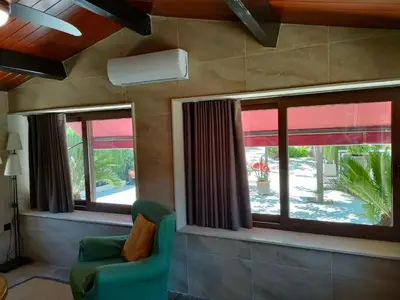 Zona de estar de CABAÑA DE MADERA JUNTO AL LAGO LAS JARAS