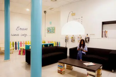 Zona de estar de Casual de las Letras Sevilla