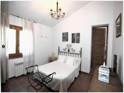 Cama o camas de una habitación en Countryside Cottage with Pool