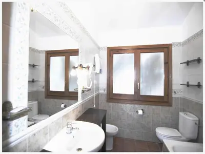 Un baño de Countryside Cottage with Pool