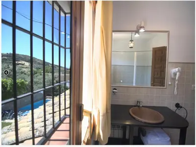 Un baño de Countryside Cottage with Pool