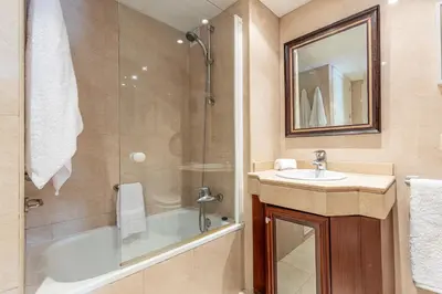 Un baño de Ideal apto 1 hab 4 px acogedor y buenas calidades