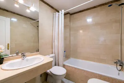Un baño de Céntrico II Donkey Parking incluido
