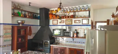 El salón o zona de bar de Cortijo Los Arcos - Lujo rural con piscina y vistas espectaculares en Málaga