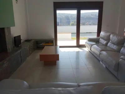 Zona de estar de Villa Madodos con piscina privada, jacuzzi, barbacoa y chimenea