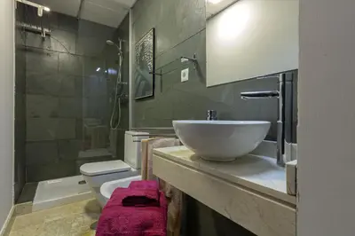Un baño de Alkazar Gardens Old Town 6 pax