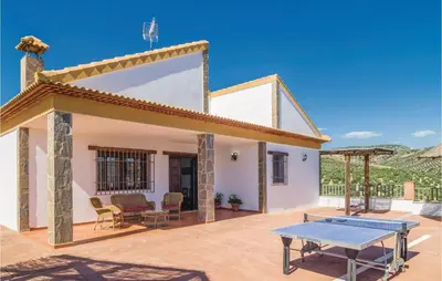 Un balcón o terraza de Stunning Home In Iznájar With Wifi