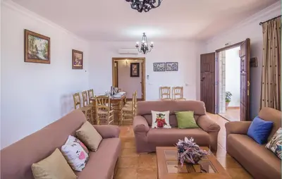 Zona de estar de Stunning Home In Iznájar With Wifi