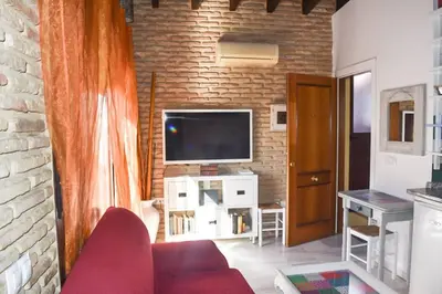 Una televisión o centro de entretenimiento en Ático céntrico plaza Moravia ,San Julian.