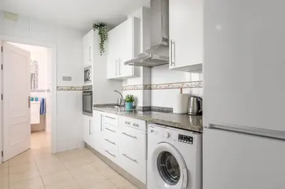 Una cocina o zona de cocina en AvantiStays San Roman, para disfrutar como un sevillano mas