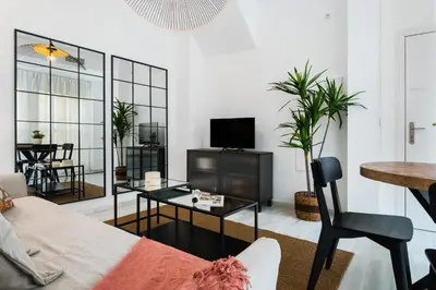 Una televisión o centro de entretenimiento en AvantiStays San Roman, para disfrutar como un sevillano mas