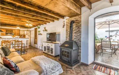 Una televisión o centro de entretenimiento en Gorgeous Home In Hornachuelos With Wifi