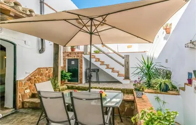 Un balcón o terraza de Gorgeous Home In Hornachuelos With Wifi
