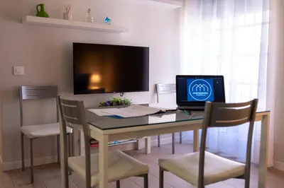 Una televisión o centro de entretenimiento en FAMORCAS Centro A y B