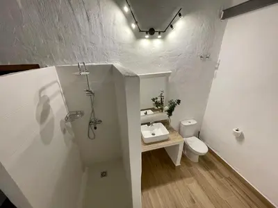 Un baño de Los Palomos casa rural en el centro de Andalucía