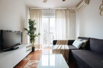Una televisión o centro de entretenimiento en Calatrava Suite Apartment