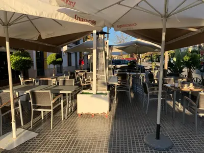 Un restaurante o sitio para comer en Apartment Lucena Park Parking Gratis