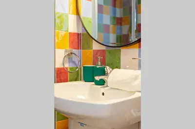 Un baño de Becas Alameda Duplex by Valcambre