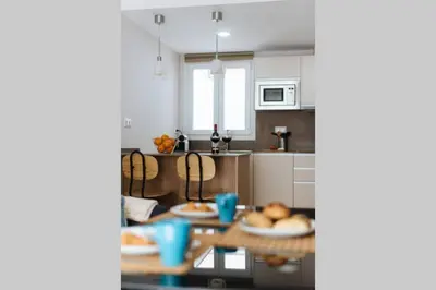 Una cocina o zona de cocina en Hostly Sol 2bdr flat with patio in Seville center