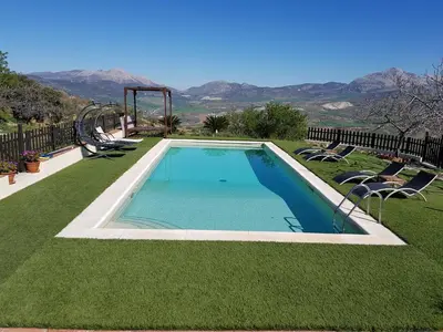 Piscina en o cerca de CASITA LAS MELOSILLAS II