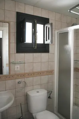 Un baño de La Piquera Hostal