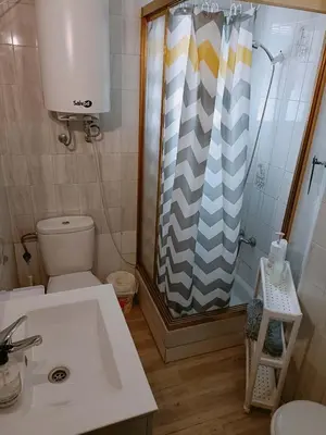 Un baño de 8 mins walk to Train Station Low Cost Youth Hostel