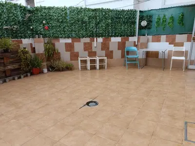 Un restaurante o sitio para comer en 8 mins walk to Train Station Low Cost Youth Hostel
