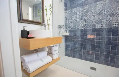 Un baño de APARTAMENTOS LOS MORILES