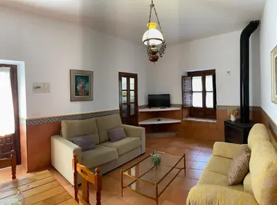 Una televisión o centro de entretenimiento en Apartamentos Turísticos Rurales Dos Fuentes