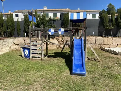 Zona de juegos infantil en Casa Las Terrazas del Lago Alojamiento Rural