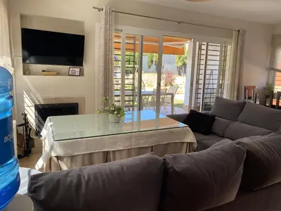 Una televisión o centro de entretenimiento en Casa Las Terrazas del Lago Alojamiento Rural