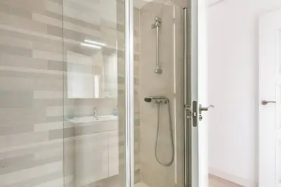 Un baño de Apartamento amplio con 4 habitaciones y 2 baños - Great apartment with 4 rooms - 2 baths