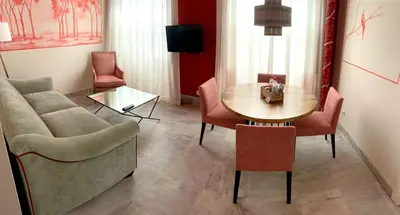 Zona de estar de Ritual Sevilla Suites Alameda 1