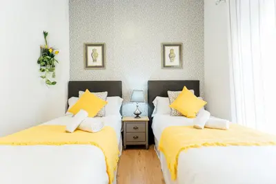 Cama o camas de una habitación en Bright stylish 2BD 2BTH - Seville center