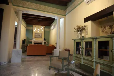 Zona de estar de La casa del Cipres una casa con historia