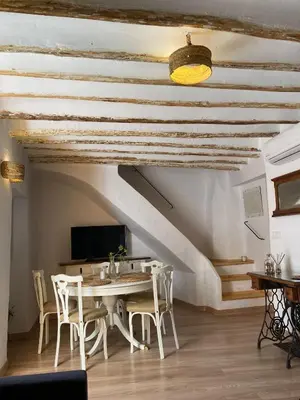 Una televisión o centro de entretenimiento en La Casita Tipica