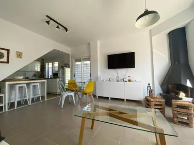 Una televisión o centro de entretenimiento en Casa Rural Lavanda con Piscina