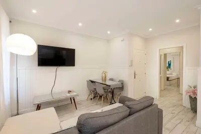 Una televisión o centro de entretenimiento en Apartamentos Recaredo 7 , 2ª planta
