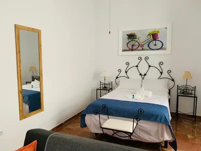 Cama o camas de una habitación en Apartamentos La Casa del Azafrán