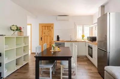 Una cocina o zona de cocina en Escaladores Caminito del Rey familia amigos paisaje de ensueño