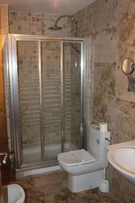 Un baño de Hotel Peña Escrita