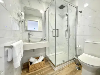 Un baño de La Despensa de la Corredera Hostal