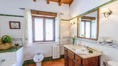 Un baño de Los Huertos Antequera - La Higuera by Ruralidays