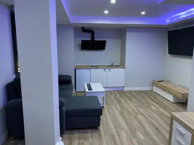Una televisión o centro de entretenimiento en Apartamentos Las 7 Esencias