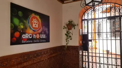 Certificado, premio, señal o documento que está expuesto en Arc House Córdoba Only Adults