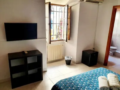 Una televisión o centro de entretenimiento en Arc House Córdoba Only Adults