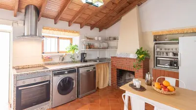 Una cocina o zona de cocina en Casa La Palmera Villanueva de la Concepcion by Ruralidays