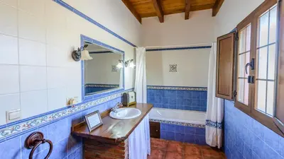Un baño de Casa Loma el Letrao Almogia by Ruralidays