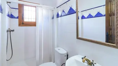 Un baño de Cortijo Los Tulipanes Periana by Ruralidays